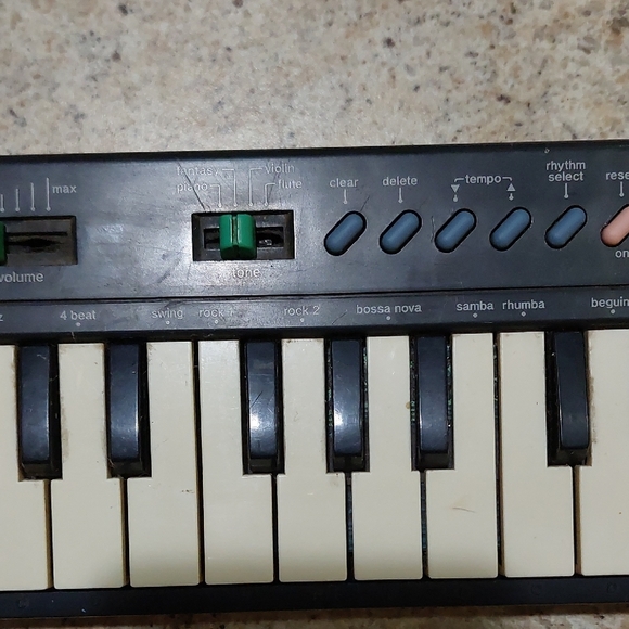 Casio PT-10 Keyboard with Black and White Keys - Picture 2 of 14